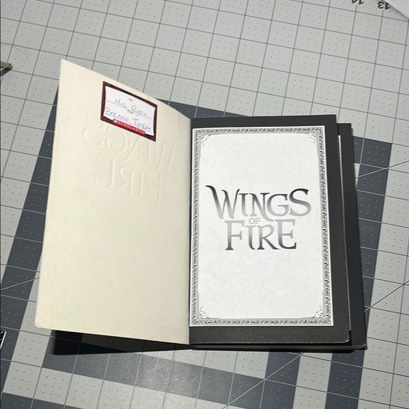 Scholastic Wings of Fire: The Dragonet Prophecy - Vibrant Cover - Picture 4 of 5
